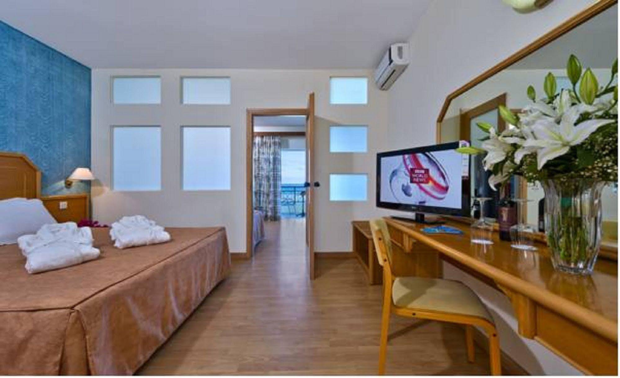 Rethymno Mare & Water Park Hotel Skaleta Bagian luar foto
